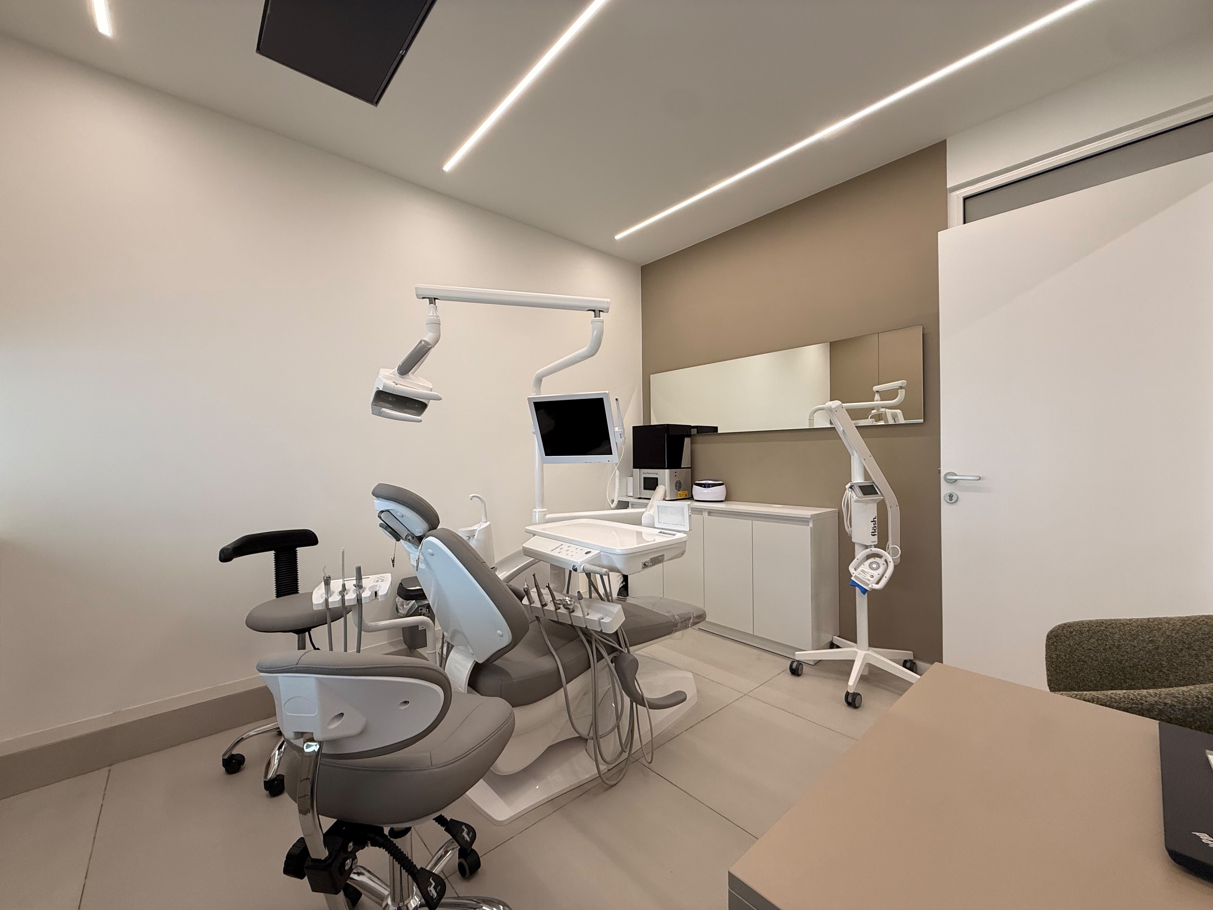 Experteeth treatment room, prepared and uncluttered